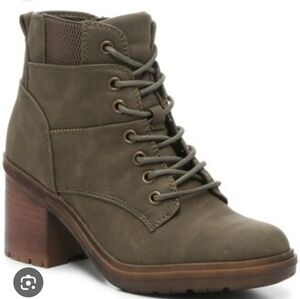 Chandler Olive green lace up wedge booties Sz 10